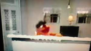 Ernie möchte, dass bert das quietscheentchenlied singt. Klassische Sesamstrasse Ernie Nennt Seine Badewanne Unvollstandig Youtube
