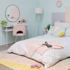 Namun, buat menetapkan desain hunian yang sesuai dengan impian akan menjadi sulit kalau tidak memiliki contoh bentuknya buat kombinasi warna cat kamar warna pink. 10 Inspirasi Warna Warna Pastel Untuk Rumah Lembut Tenang