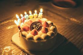 Orang yang sedang ulang tahun memang terdakang lupa akan hari ulang tahunnya dan baru teringat ketika ada teman atau kerabat yang mengucapkan ulang tahun kepadanya. 15 Ucapan Selamat Ulang Tahun Untuk Ibu Menyentuh Hati