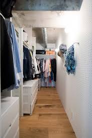 ウォークインクローゼット 有孔ボードを張ってフックをつけ 一時的に服などがかけられるよう使い勝手を考えた ウォークインクローゼット 収納棚 クローゼット 収納 ウォークインクローゼット