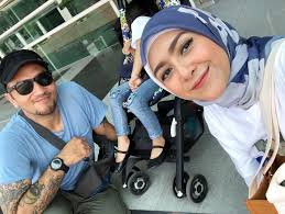 Sabrina r bonita akhirnya datang menjenguk gary iskak di tahanan polres jakbar, (25/9). L7vga4dukczzrm