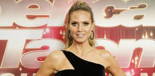 Howie mandell, heidi klum and sofia vergara give a health update on simon cowell and having the first live america's got talent show. Heidi Klum Says Goodbye To America S Got Talent After 6 Years