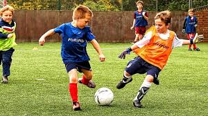 Ada juga yang berpendapat pengertian sepak bola adalah suatu permainan yang dilakukan dengan cara menendang bola dimana tujuannya adalah untuk. Tiga Manfaat Bermain Sepak Bola Bagi Kesehatan Fisik Dan Mental Si Kecil