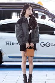 Chungha Shows The Perfect Casual Travel Outfit Casual Travel Outfit Kpop Fashion Outfits Outfits