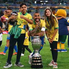 E agora é o primeiro a atingir quatro dezenas de taças, quantidade que poucos clubes e seleções no mundo possuem. Daniel Alves Completa Um Ano De Sp Sem Titulos Mas Curtindo A Vida Fotos R7 Fora De Jogo