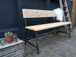 industriele tuinbank stoer metaal en vergrijsd hout bank bij eettafel buitendecoraties houten bank