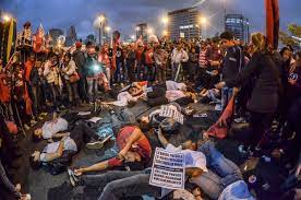 Reportagem da manifestação que juntou milhares de imigrantes este domingo em lisboa a favor de direitos iguais e contra a arbitrariedade e os atrasos na entrega de documentos por parte do estado. Os 18 Mortos Na Manifestacao Da Esquerda Geledes