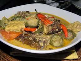 • 300 g ikan pe' (ikan pari asap), potong serasi, lalu goreng. Bunda Sugi Kothok Ikan Pe Atau Pari