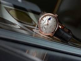 En cet été 2021, la manufacture poursuit le développement de sa collection vanguard lady moonphase en or rose avec ou sans diamants. Frederique Constant Unveils Value Conscious Moon Phase Wristwatch Sjx Watches