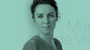 Probeer maar eens zo stijf als een plank op keihard ijs te liggen