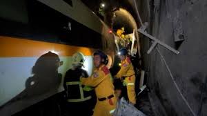 36 feared dead as rescuers struggle to reach crushed carriages (англ.). Hvpvo Fph3me0m