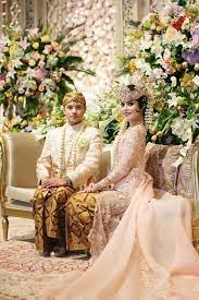 Sundanese Wedding Outfit A Multicultural Wedding With Lavender And Peach Shades Http Www Bridestory Co Foto Perkawinan Foto Pengantin Fotografi Pengantin