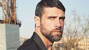 Questo giovane romano è diventato famoso, paradossalmente, per esser stato inquadrato durante la lite di morgan e bugo durante il festival di sanremo 2020.due secondi che gli sono valsi la gloria da febbraio a oggi. Chi E Gilles Rocca Eta Vita Privata Carriera E Ballando Con Le Stelle Chiechiera It Fidanzati Ballando Con Le Stelle Cinematografia