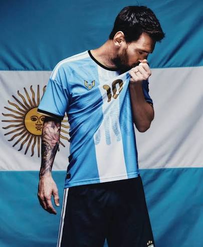 O uniforme especial preparado pela Argentina para a despedida de Lionel Messi da sele&ccedil;&atilde;o! 🇦🇷 Vai ser um duro golpe para os torcedores. O Adeus est&aacute; pr&oacute;ximo. 🥺