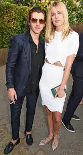 To enable war child uk to reduce their funding deficit and continue their valuable work, we are happy to be able to release a live album. Arctic Monkeys Frontman Alex Turner Has Split From His Us Model Girlfriend Taylor Bagley