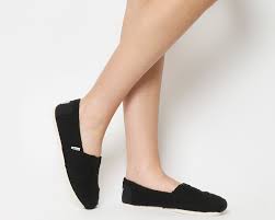 The perfect gift for a baby shower or just a special token to spoil the little one you love. Toms Seasonal Classic Slip Ons Black Cable Knit Shearling Flats