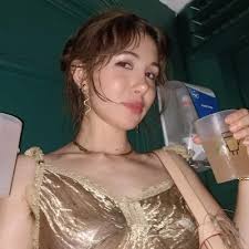 Nora Devine (@noradevine)