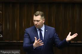 Początkowo protestujący gromadzili się na chodniku, jednak około godziny 18.30 manifestacja przeniosła się częściowo. Komentarze Po Slowach Czarnka O Lgbt Odczlowieczenie Chamstwo Brak Szacunku Polityka Wiadomosci Gazeta Pl