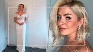 Holly willoughby is one of the many celebrities holed up in their homes having a smaller family christmas due to the coronavirus pandemic. Holly Willoughby Wore This Brand New 4 90 Concealer For Dancing On Ice Grazia