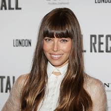 Scegli una frangia come quella di lizzy caplan, sfilata e di lato che riempie la fronte e non richiede volume. Tipi Di Frangia Piu Adatti In Base Alla Forma Del Viso