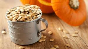 La buccia bianca che ricopre i semi di zucca, pur essendo commestibile, va aperta per mangiare il seme verde al suo interno. Semi Di Zucca Concentrato Di Benessere Idee Green