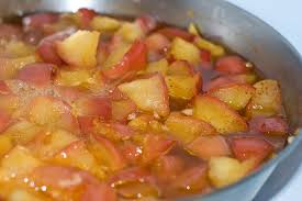 Per realizzare la ricetta del chutney di mela e zenzero cominciate mondando le mele: Come Fare Il Chutney Di Mele Conserve Estive Originali