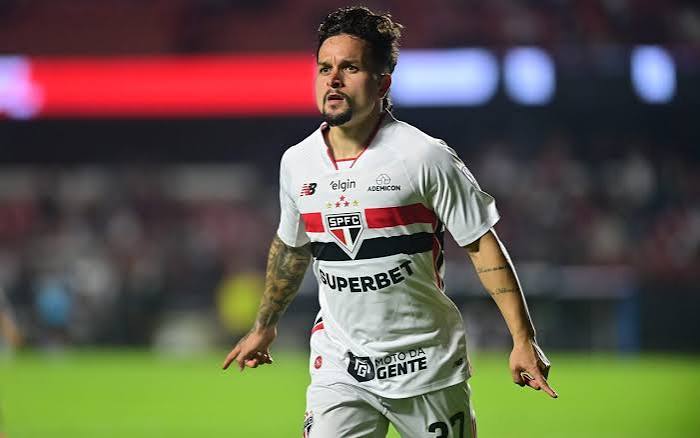 Athletico-PR vira sobre o São Paulo em cinco minutos e vence na retomada do Brasileirão