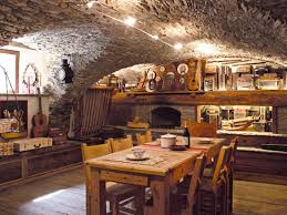 Quando si parla di una taverna si pensa alle serate trascorse in compagnia degli amici e della famiglia non soltanto intorno al fuoco ma anche alle prese con giochi e passatempo tradizionali. I 10 Elementi D Arredo Che Non Devono Mancare In Una Taverna Deabyday