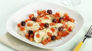 Togliete il coperchio, unite l'origano fresco e portate a cottura per altri 2 minuti (6). Filetto Di Merluzzo Con Pomodorini E Olive Ricette Di Checucino It