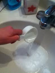 Clogged Drain Don T Use Drano Unclog It With Vinegar Baking Soda And Boiling Water This Technique Really Diy Cleaning Products Cleaning Cleaning Household