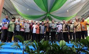 Setelah menggelar konferensi danau nusantara yang digelar di pentadio resort kabupaten gorontalo pada jum'at (22/9/17) yang diikuti oleh para pemerintah kabupaten pemilik danau di seluruh indonesia, akhirnya menghasilkan deklarasi limboto. Konferensi Danau Nusantara 2017 Di Gorontalo Hasilkan Deklarasi Limboto Apkasi