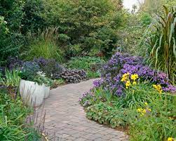 Das material wird durch das bereits im garten vorhandene design bestimmt. Gartenwege Planung Und Materialtipps Mein Schoner Garten