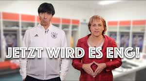 Jogi löw besuchte angela merkel im april und brachte ihr ein trikot mit. Deutschland Abgestiegen Low Muss Bei Bundeskanzlerin Merkel Antreten Youtube