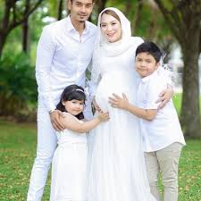 Katanya lagi, dua orang anak tirinya itu mempunyai ibu kandung dan mawar tiada hak ke atas mereka. Melayan Mawar Mengidam Raf Naik Badan Mawar Makan 2 3 Sudu Selebihnya Suami Habiskan