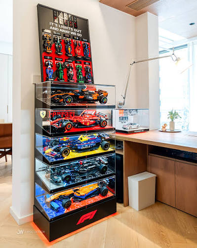 Lego xe được trưng bày trên kệ trong không gian hiện đại