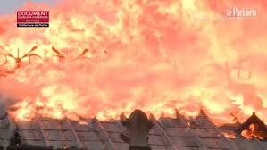 Les pompiers pas sûrs de pouvoirs enrayer la propagation de l'incendie. Video Incendie Notre Dame De Paris Les Images Filmees Par Les Pompiers Pres Du Brasier