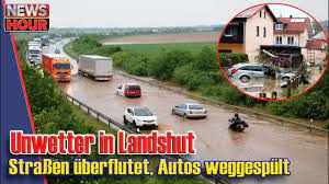 Deshalb richtet feuerwehrsprecher dominik zehatschek einen appell an die bürger. Unwetter In Landshut Strassen Uberflutet Autos Weggespult Newshour4u Youtube