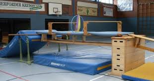 Partner sichert an den unterschenkeln. Kinderturnen Kinderturnen Turnen Mit Kindern Mutter Kind Turnen