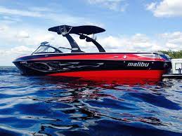 The trademark of a good ski boat is being able to pull hard from a dead stop and to create the smallest this is not an exhaustive list of all the boat brands that are currently on the market, but it is a good starting place to do some research. The Top 8 Wakeboard Boats Of All Time Humanoid Wakeboards