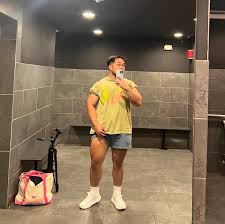 secondary squat day 😤😤😤😤 Camera died so I had to use my iPhone 🤪 Top  set: 341lbs/155kg x 4 Hack squat: _____ x 8?!??? Coach: @tylerluangraj.fst 