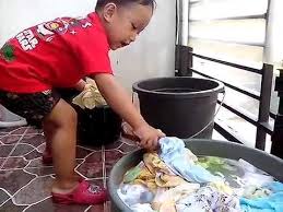 Namun, jika tidak ada air hangat, kamu bisa mencucinya dengan air suhu. Anak Kecil Usia 2 Tahun Sudah Pandai Mencuci Baju Youtube