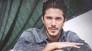 Ποιος γνωστός τραγουδιστής πέρασε την παραμονή πρωτοχρονιάς στο νοσοκομείο; Sto Nosokomeio Me Koronoio O Nikos Oikonomopoylos Irafina