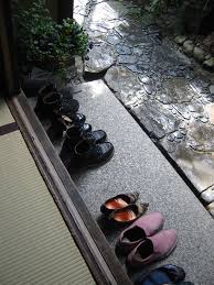 Resultado de imagen para imagenes de japoneses dejando el calzado al entrar a la casa