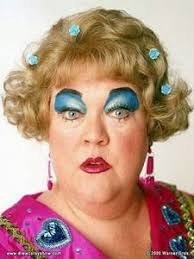 Notes In The Key Of Life Should Older Women Wear Less Makeup Gezond Meisjes Stijl
