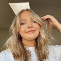 Amelia Carlson's Instagram, Twitter & Facebook