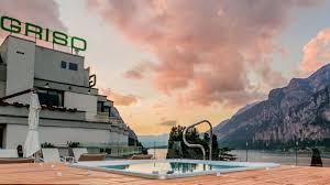 Gira video con 2 uomini per OnlyFans in un hotel, la struttura: Non  vogliamo questa pubblicità