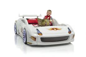 Fives Weiss Ist Ein Kinderbett In Der Form Eines Rennwagens Auto Bett Kinder Bett Ideen Autobett