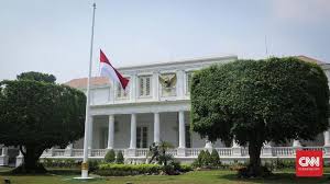 Meskipun ada beberapa daerah yang mengimbau warganya untuk mengibarkan bendera setengah tiang. Negara Berkabung Istana Kibarkan Bendera Setengah Tiang