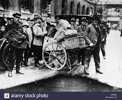 Inflation surged to its highest rate since the eve of the 2008 financial crisis in april, as last year's collapse in oil prices and a nascent economic recovery combined to generate the. Deutschland Inflation 1923 Num Grosskanzlei Pro Abrechnung Wird Von Der Reichbank In Berlin August 1923 Wahrend Der Post World War I Hyperinflation Stockfotografie Alamy
