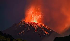 Etna, located on the island of sicily, italy, is a stratovolcano that has had historical eruptions dating back 3,500 years. Italia Fuerte Erupcion Del Volcan Etna En Sicilia Mendoza Post